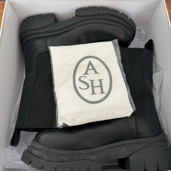 Women’s Mid Calf Chelsea Boots - Picture 8 of 9